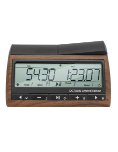 Detalle de la pantalla y los botones del reloj DGT 3000 Edición Limitada